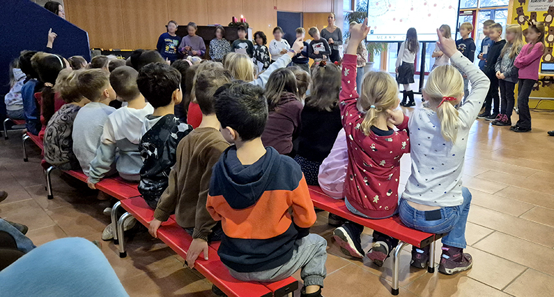 Eine komfortable Bescherung: wir haben tolle neue Sitzbänke für unsere Aula bekommen!